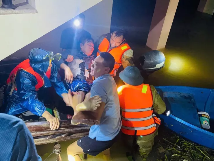 Lực lượng chức năng ứng cứu kịp thời nhiều người bị nước lũ cuốn trôi.