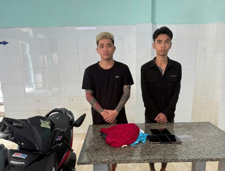 TikToker Lương Công Thuận và Lê Văn Nhâm bị công an bắt giữ cùng tang vật.