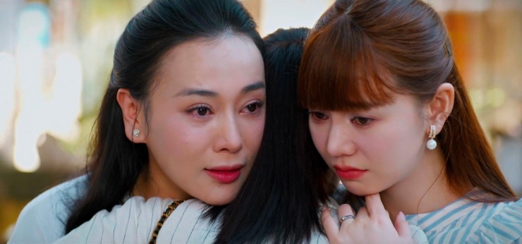 Kim Ngân chia tay bạn thân để về quê.