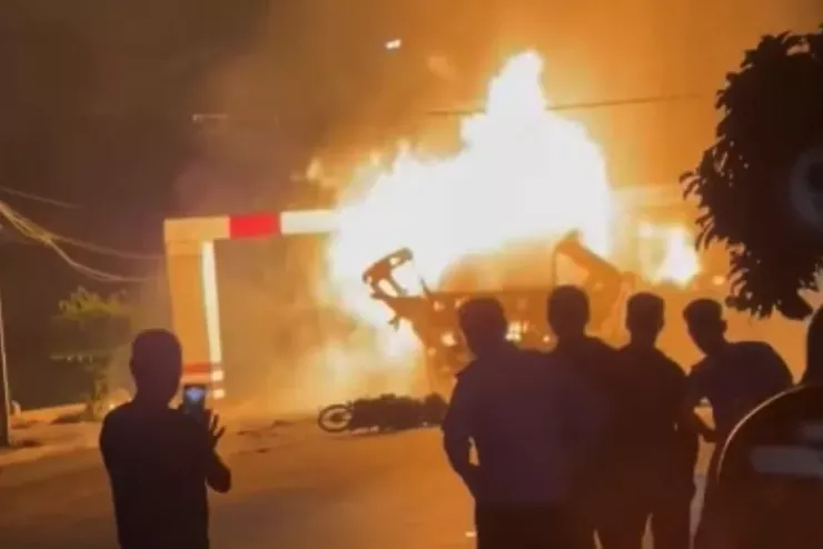 Hiện trường vụ nổ xe bồn rồi bốc cháy.