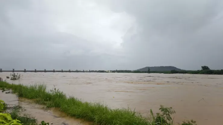 Nước sông Trà Khúc lên rất nhanh trong sáng 29-10.