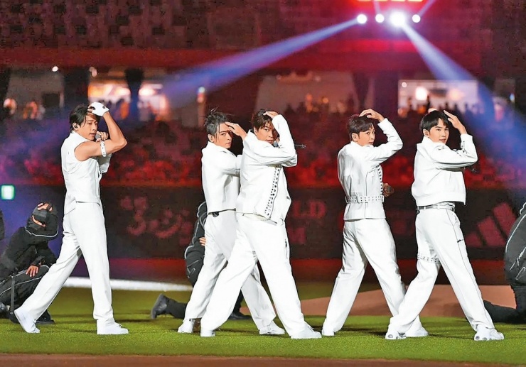 Thành viên Thư Vĩ (thứ hai từ phải sang) và Khôn Đạt (ngoài cùng bên trái) bị cáo buộc trốn nghĩa vụ, khiến công ty quyết định cho nhóm tạm dừng hoạt động đến tháng 6/2026.