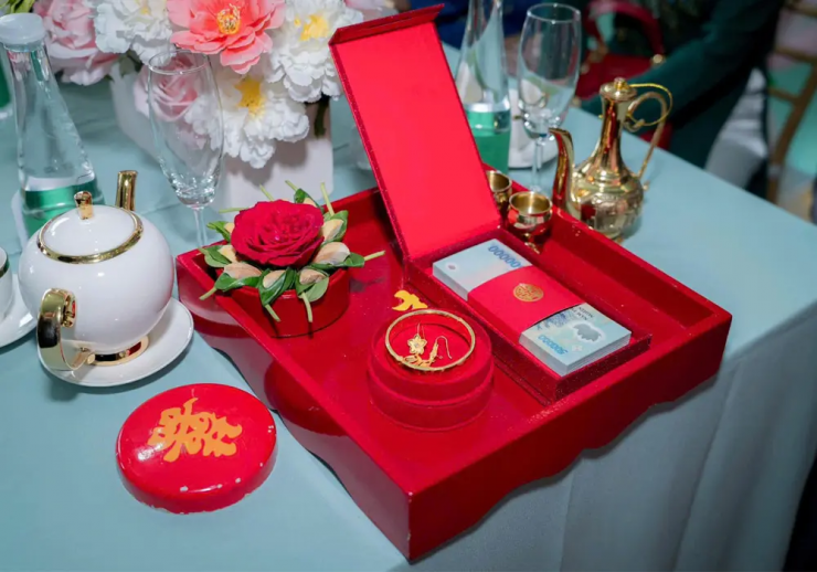 Thách cưới 9,9 triệu, thông gia nghèo đứng hình khi mở phong bì của nhà trai. Ảnh minh họa