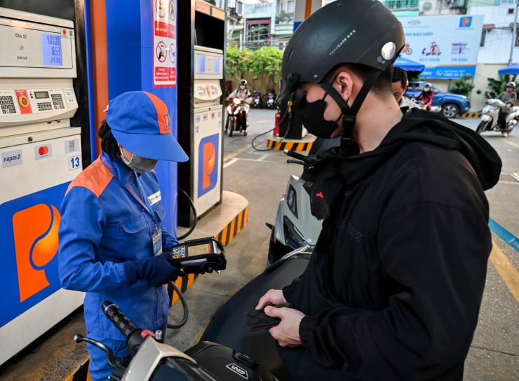 Giá xăng được điều chỉnh tăng. Ảnh: Nguyễn Huế