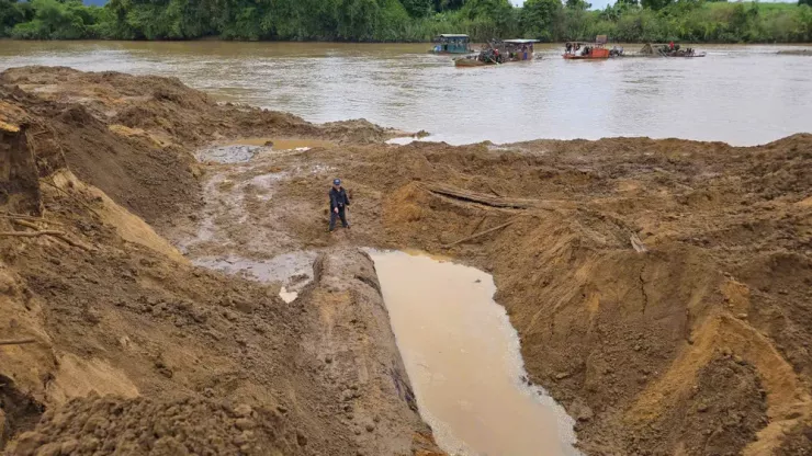 Bờ sông Ayun bị đào bới tan tành để trục vớt cây gỗ lạ. Ảnh: LK.