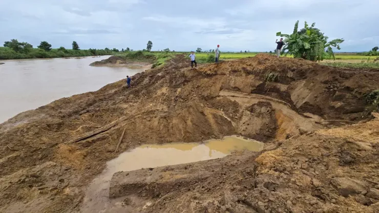 Bờ sông Ayun bị đào bới tan hoang để khai thác cây gỗ lạ khổng lồ - 5