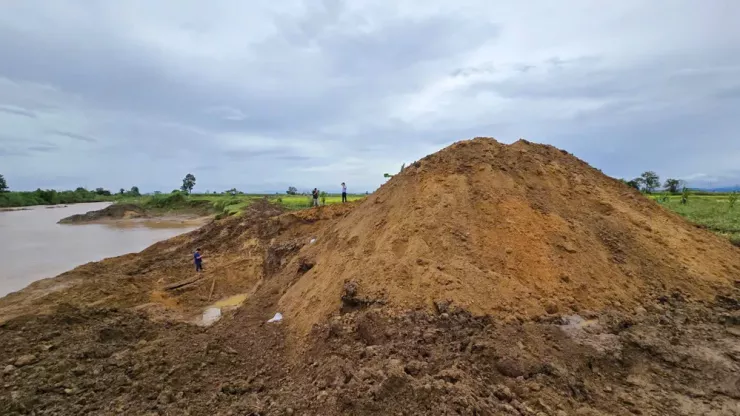 Hoạt động đào bới đã phá nát một đoạn sông gây nguy cơ sạt lở, ảnh hưởng nghiêm trọng đến môi trường.