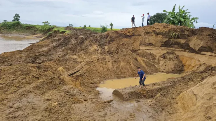 Một phần cây cây gỗ lạ dài khoảng 20-30 m vẫn còn tại hiện trường và chìm sâu trong lòng đất.