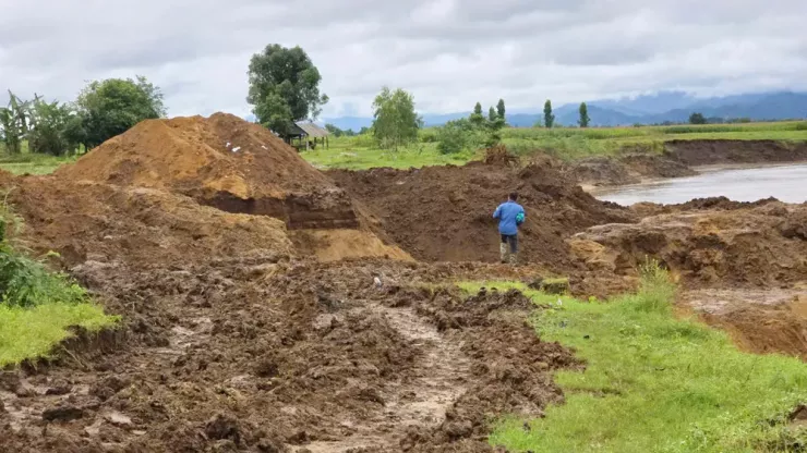 Bờ sông Ayun bị cày xới nham nhở.