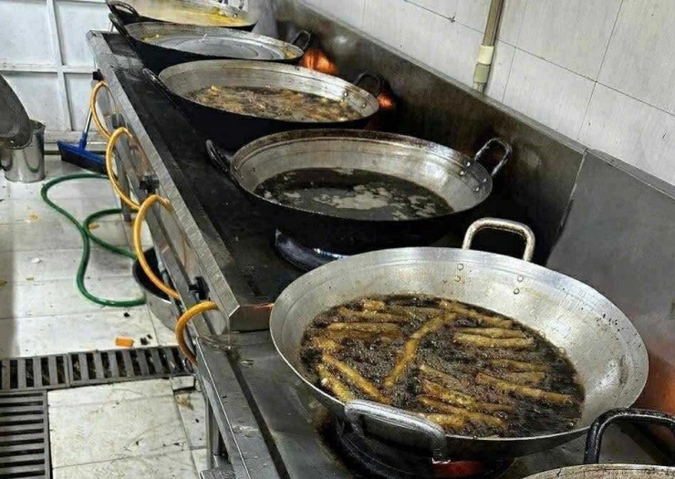 Phụ huynh Trường tiểu học Thọ Lộc, xã Phúc Thọ (Hà Nội) kiểm tra đột xuất bếp ăn, phát hiện những chảo dầu đen ngòm như nước cống. (ảnh: Phụ huynh cung cấp)