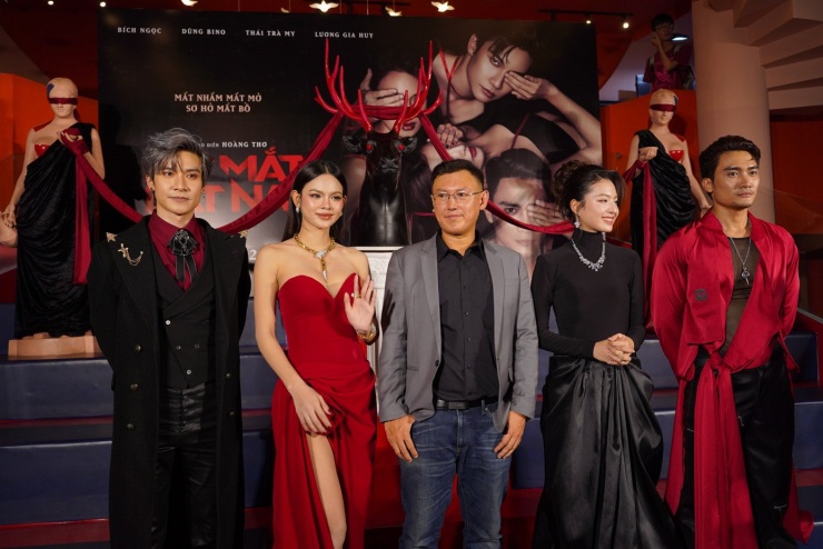 Dàn diễn viên chính và đạo diễn Hoàng Thơ (giữa) tại buổi premiere.