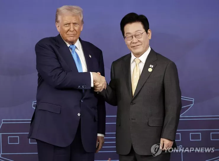 Tổng thống Hàn Quốc Lee Jae-myung (phải) tiếp Tổng thống Mỹ Donald Trump tại TP Gyeongju (Hàn Quốc) ngày 29-10. Ảnh: YONHAP