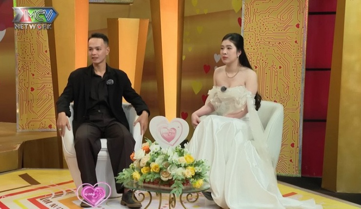 Cặp đôi trên sóng Vợ chồng son. Ảnh cắt từ clip 