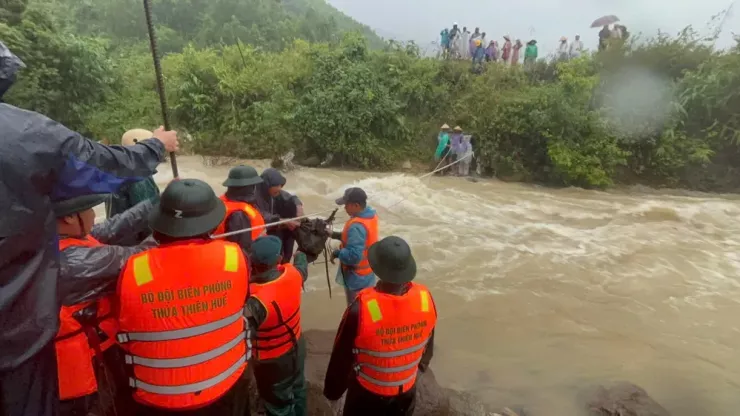 Lực lượng chức năng giăng dây chuyền lương thực cho người dân trong vùng cô lập.