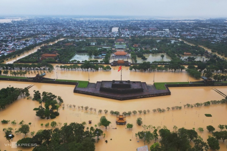 Lũ bao vây Đại nội Huế - 1