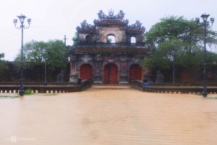 Lũ bao vây Đại nội Huế - 7