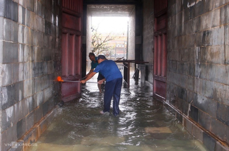 Lũ bao vây Đại nội Huế - 8