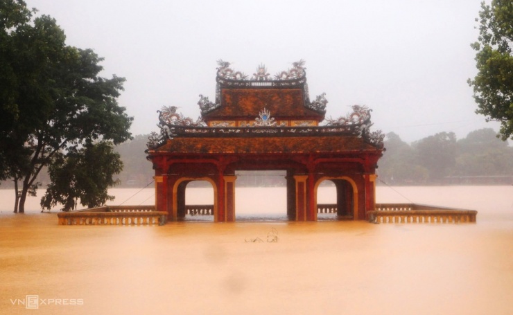 Lũ bao vây Đại nội Huế - 10