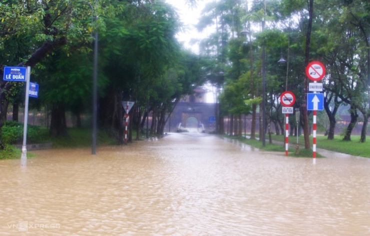   Nước lũ bao vây Đại nội Huế. Video: Võ Thạnh