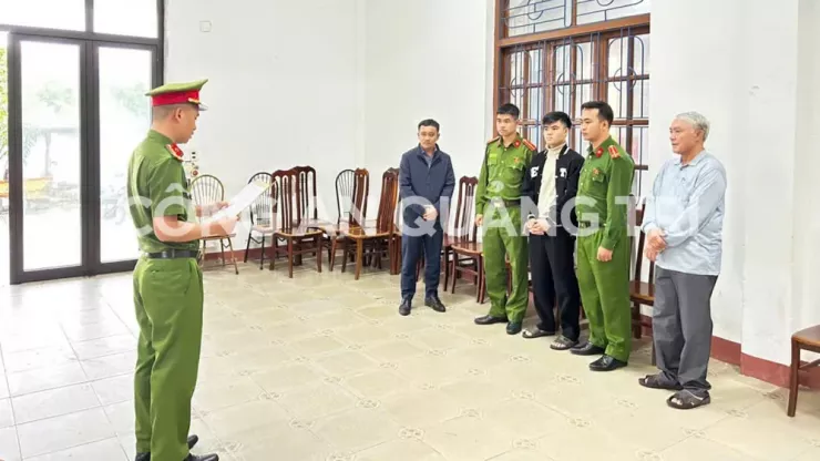 Cơ quan CSĐT đọc lệnh bắt tạm giam. Ảnh: CA