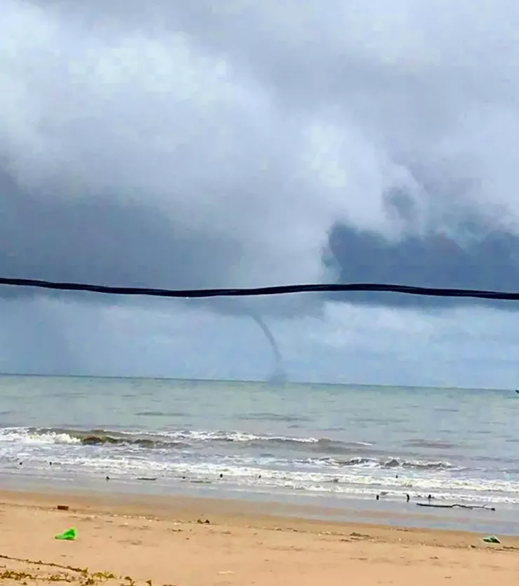 Vòi rồng cao hàng chục mét.