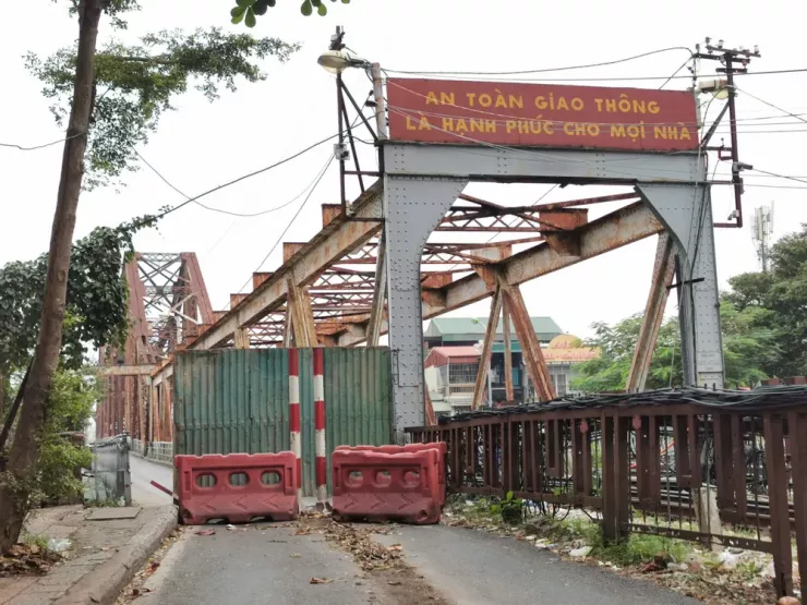 Lối dẫn lên cầu Long Biên (ở phía Long Biên) dẫn sang nội thành Hoàn Kiếm, bị rào, chắn để sửa chữa.