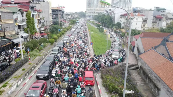 Ùn tắc kéo dài trên đoạn đê tả sông Hồng (Long Biên), nhiều phương tiện chen nhau chật cứng trên đoạn đê kéo dài từ cầu Long Biên đến cầu Chương Dương.