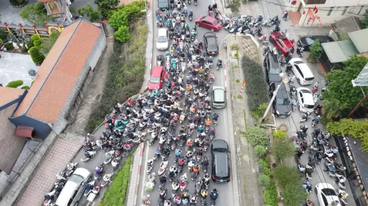 Xe máy, ô tô chen chúc nhau trên mặt đê khiến giao thông ùn tắc.
