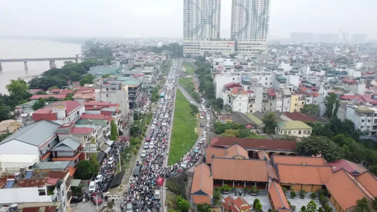 Hàng nghìn phương tiện chen chúc, nối hàng dài hàng trăm mét.