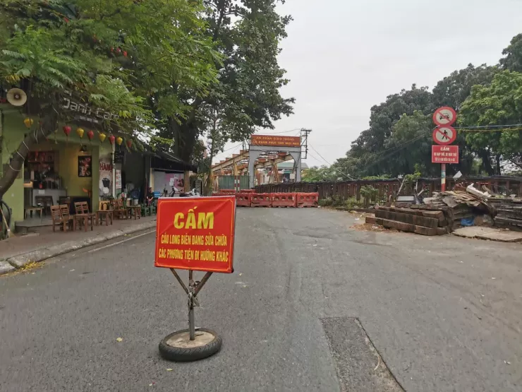 Đơn vị sửa chữa chỉ đặt một biển thông báo cấm đường cách khu vực đầu cầu bị rào chắn khoảng 20-30 m.