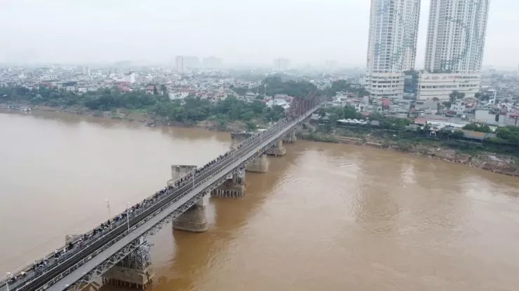 Làn đường từ Long Biên dẫn sang Hoàn Kiếm bị cấm để sửa chữa không có phương tiện qua lại, làn đường từ Hoàn Kiếm sang Long Biên phương tiện vẫn lưu thông bình thường.