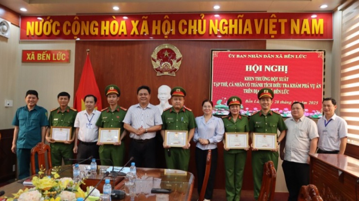 Tập thể Công an xã Bến Lức được khen thưởng sau khi khám phá nhanh vụ trộm vàng.