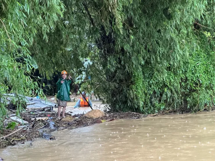 Vùng rốn lũ Đại Lộc: Người dân dìu nhau qua khó khăn, hạnh phúc với chỉ vài chai nước - 2