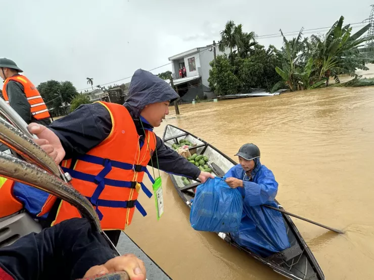 Ông Lê Đỗ Tuấn Khương, Chủ tịch UBND xã Đại Lộc gửi mì tôm, nước uống cho hàng xóm ông Quang. Ảnh: THANH NHẬT