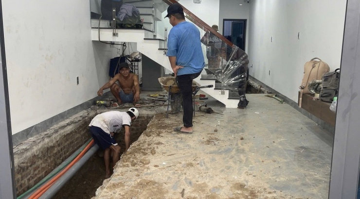 Nhóm thi công bắt đầu đào móng nhà ông Đỗ Văn Hữu tại phường Thiên Hương (TP Hải Phòng).