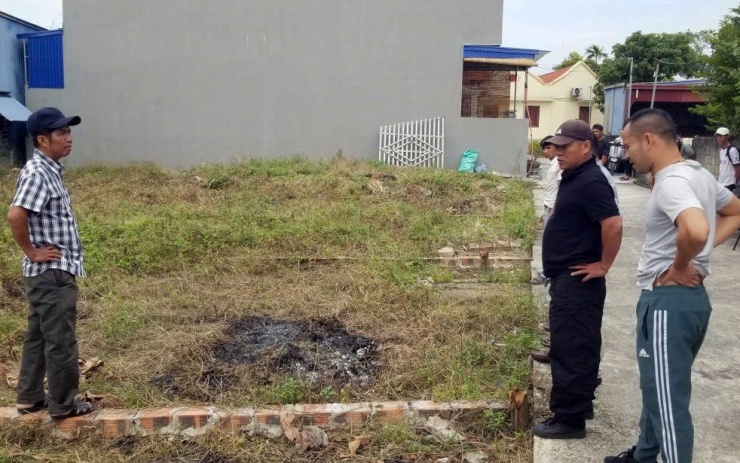 "Thần đèn" và nhóm thi công khảo sát chiều 28/10, lên phương án kỹ thuật di dời ngôi nhà ông Đỗ Văn Hữu.