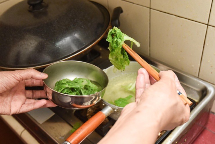 7 tuyệt chiêu giúp rau luộc giòn, xanh, không mất chất