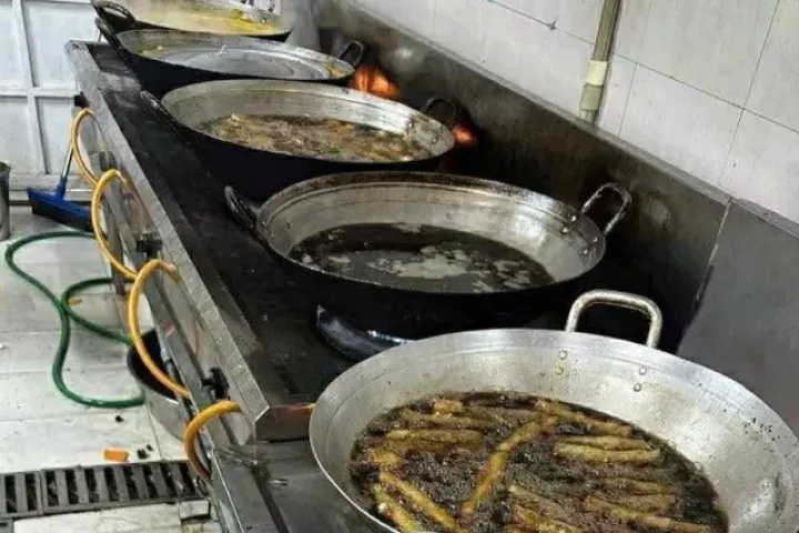 Dầu rán đen ngòm, thịt ôi thiu vào trường học: Bao giờ mới chấm dứt?