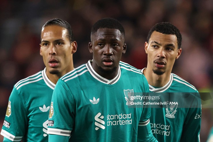 Cảnh báo đỏ ở Liverpool: Hàng thủ lỏng lẻo, nội bộ bất ổn