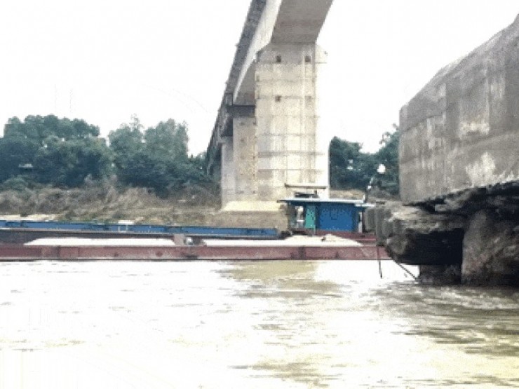 Trụ cầu ở Phú Thọ lộ cảnh 'rợn người', cuộc sống của nghìn dân bị xáo trộn