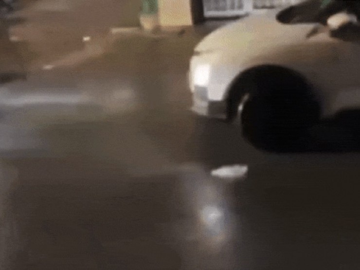 VIDEO: Đang cãi nhau, tài xế ôtô đậu ngược chiều bất ngờ tông thẳng xe đối diện