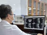 Mỗi ngày hít 240 đến 320 quả bóng cười, hai vợ chồng liệt, tổn thương tủy sống