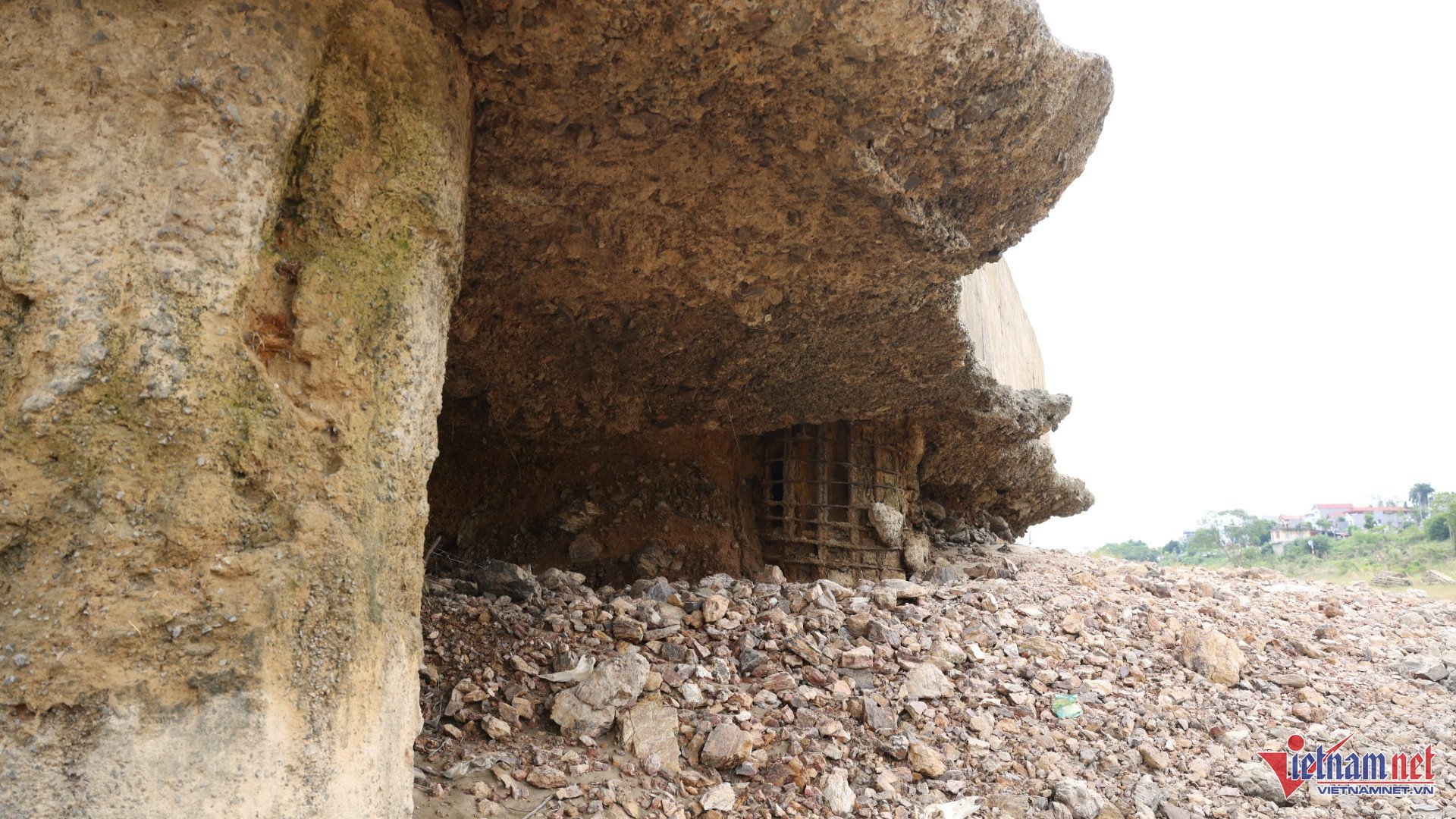 Một cọc của trụ T3 bị bong hoàn toàn lớp bê tông bảo vệ cốt thép. Ảnh: Đức Hoàng