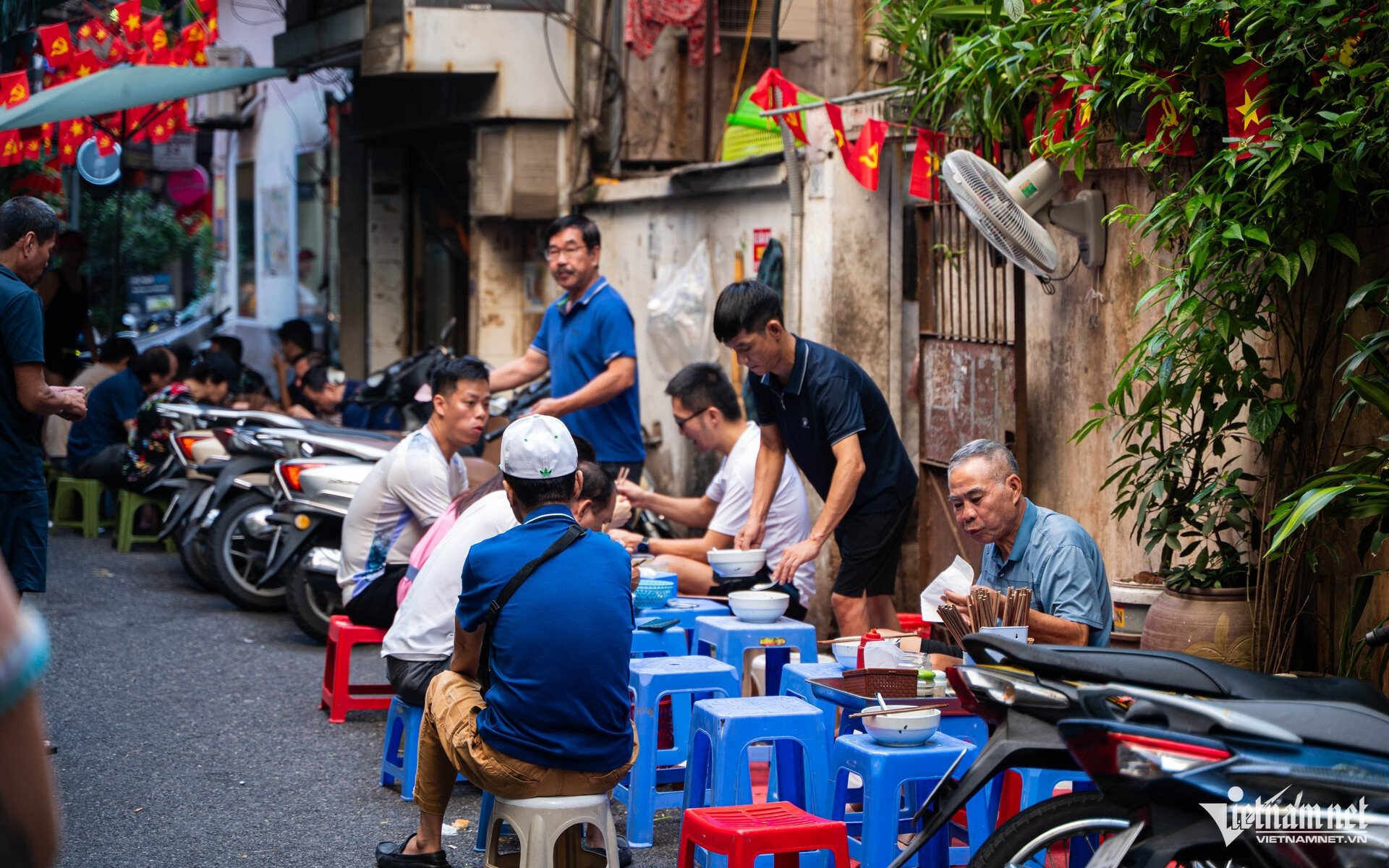 Phía trước quán phở Oanh luôn đông đúc mỗi sáng. Ảnh: Huy Nguyễn