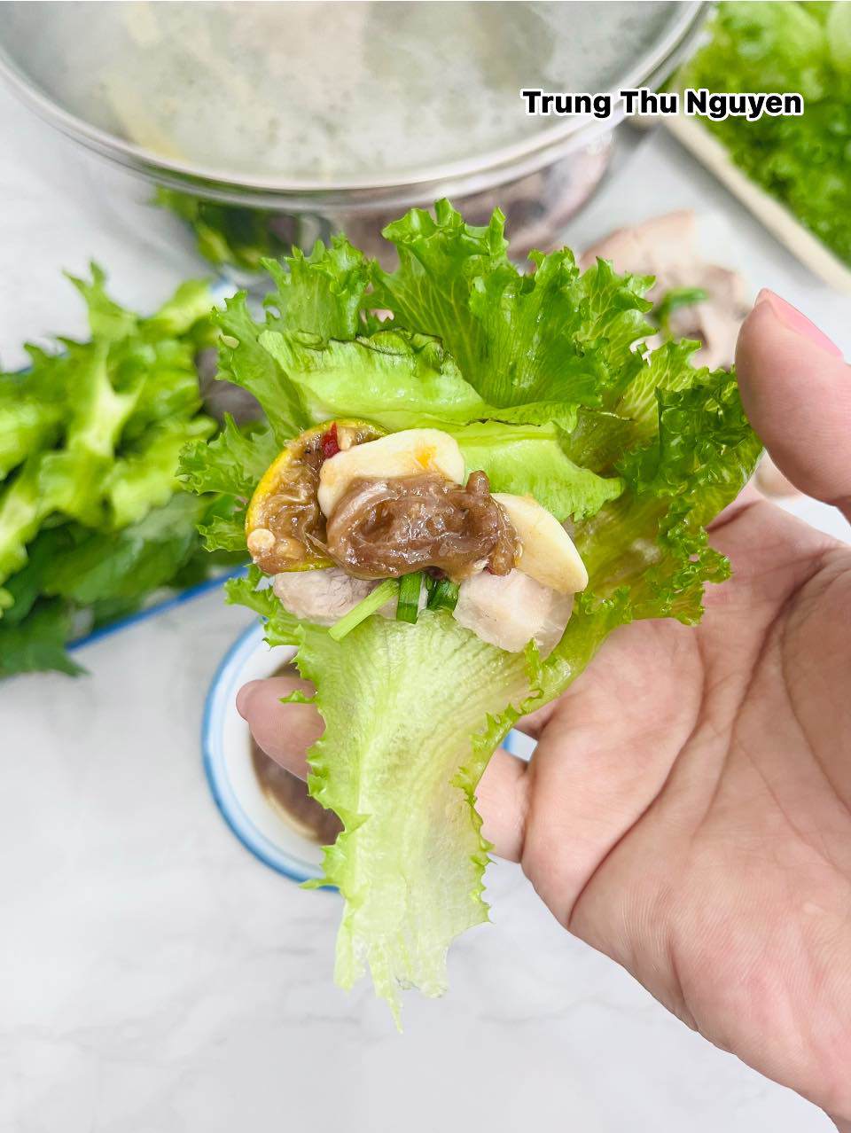 Thịt luộc ăn kèm rau sống, đậu rồng và xà lách vừa ngon ngọt, mát bổ.