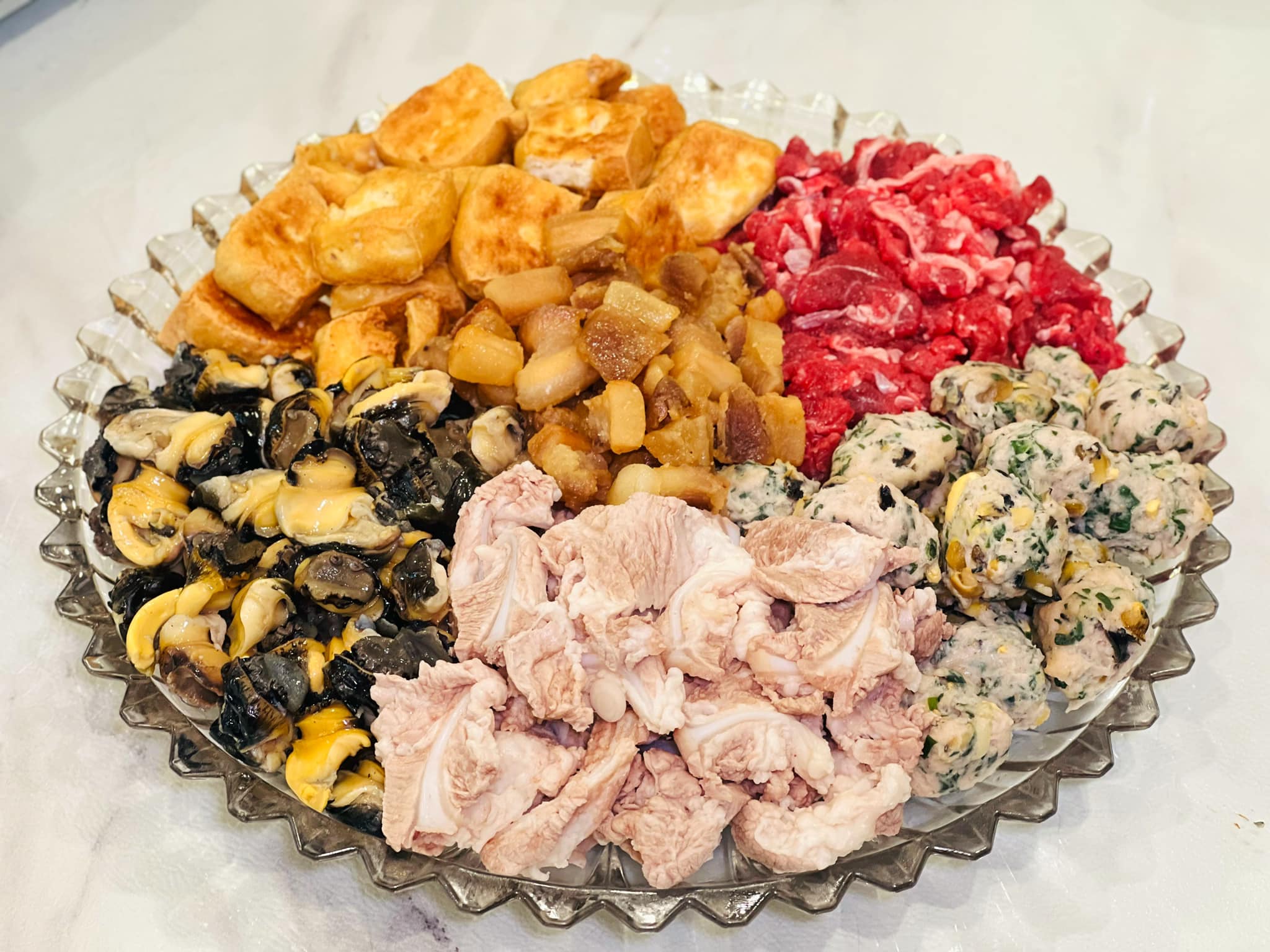 Hoàn tất các bước thì cùng cả nhà xì xụp bên nồi lẩu để cùng thưởng thức nồi lẩu ốc ngon mê ly.