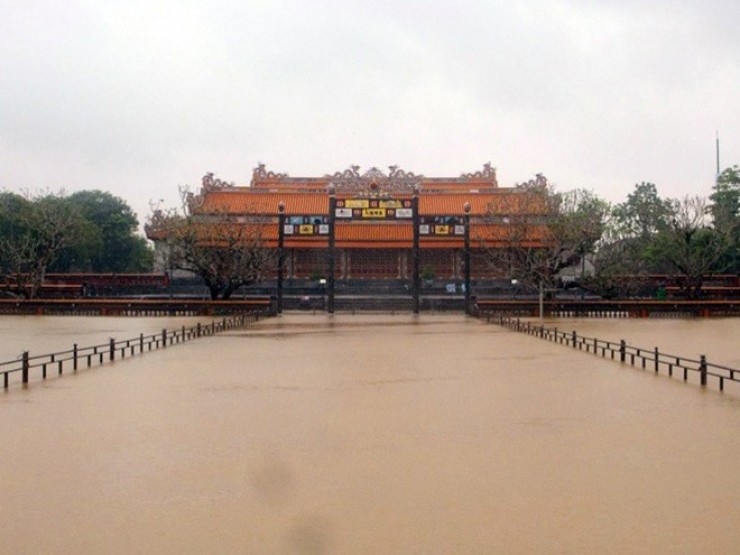 Lũ bao vây Đại nội Huế