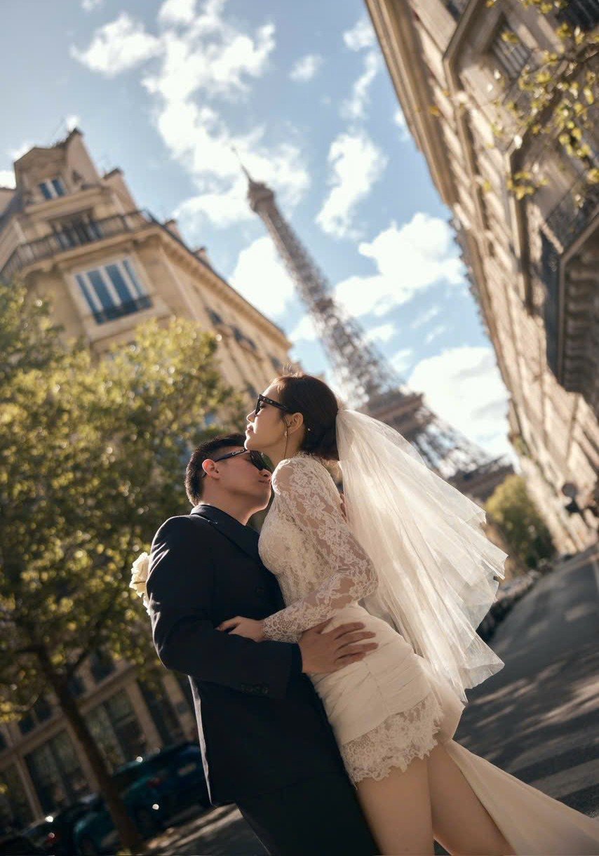 Tuy trời mưa ảnh hưởng không ít tới ý tưởng của ê-kíp, nhiếp ảnh gia cho biết Đỗ Thị Hà và Viết Vương hài lòng về kết quả.