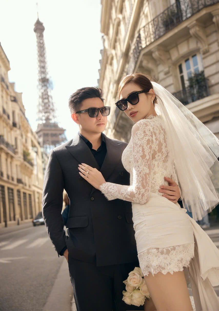 Sau hơn 2 năm yêu, Đỗ Thị Hà và Nguyễn Viết Vương tổ chức lễ nạp tài tại quê nhà của Hoa hậu Việt Nam ở Thanh Hóa hôm 16/10. Buổi lễ diễn ra ấm cúng, trang trọng với sự tham gia của dàn phù dâu gồm Hoa hậu Huỳnh Thị Thanh Thủy, Hoa hậu Kiều Duy, Á hậu Ngọc Thảo, Minh Thư, người đẹp Hoàng Tú Quỳnh...