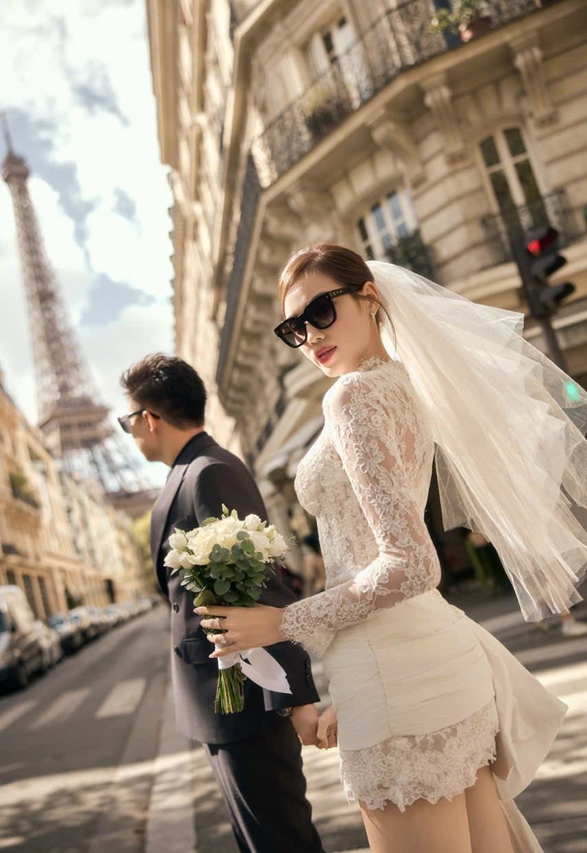 Sau hơn 2 năm yêu, Đỗ Thị Hà và Nguyễn Viết Vương tổ chức lễ nạp tài tại quê nhà của Hoa hậu Việt Nam ở Thanh Hóa hôm 16/10. Buổi lễ diễn ra ấm cúng, trang trọng với sự tham gia của dàn phù dâu gồm Hoa hậu Huỳnh Thị Thanh Thủy, Hoa hậu Kiều Duy, Á hậu Ngọc Thảo, Minh Thư, người đẹp Hoàng Tú Quỳnh...